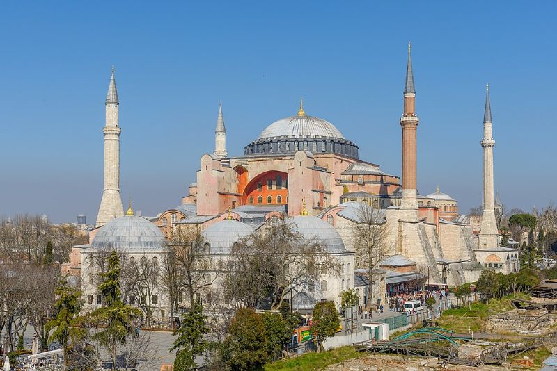 При Юстиниане в Константинополе были построены прекрасные храмы, среди которых выделяется Храм Святой Софии.